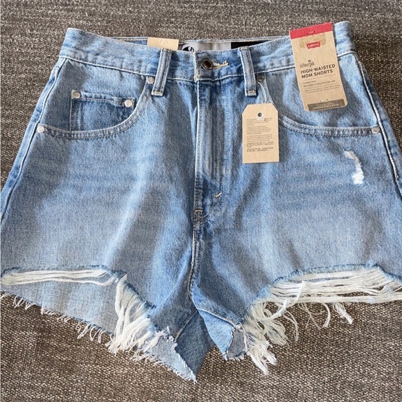 Levi's Pants - Levi’s Mom Jean Shorts size 28
